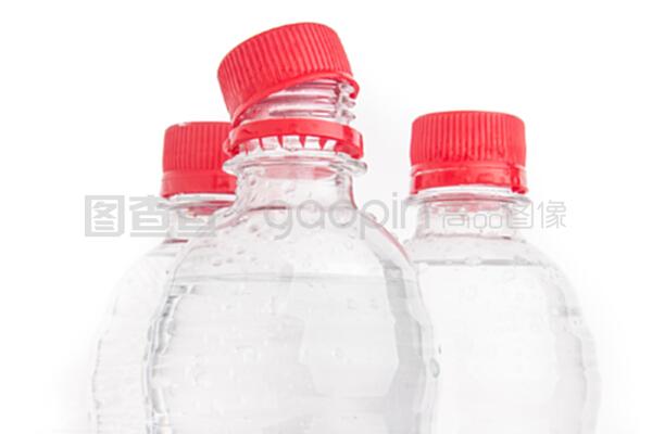 隔离的装饮用水的塑料瓶